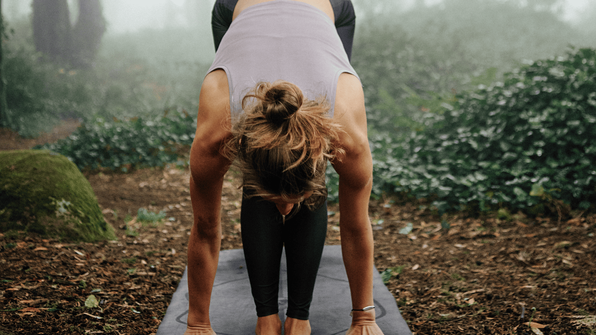 Mujer haciendo yoga al aire libre